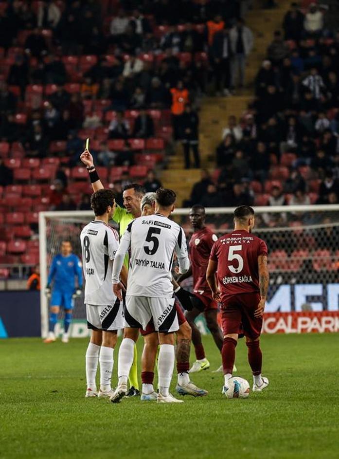 Hatayspor-Beşiktaş maçında sarı kart rekoru 12 dakikada tam...