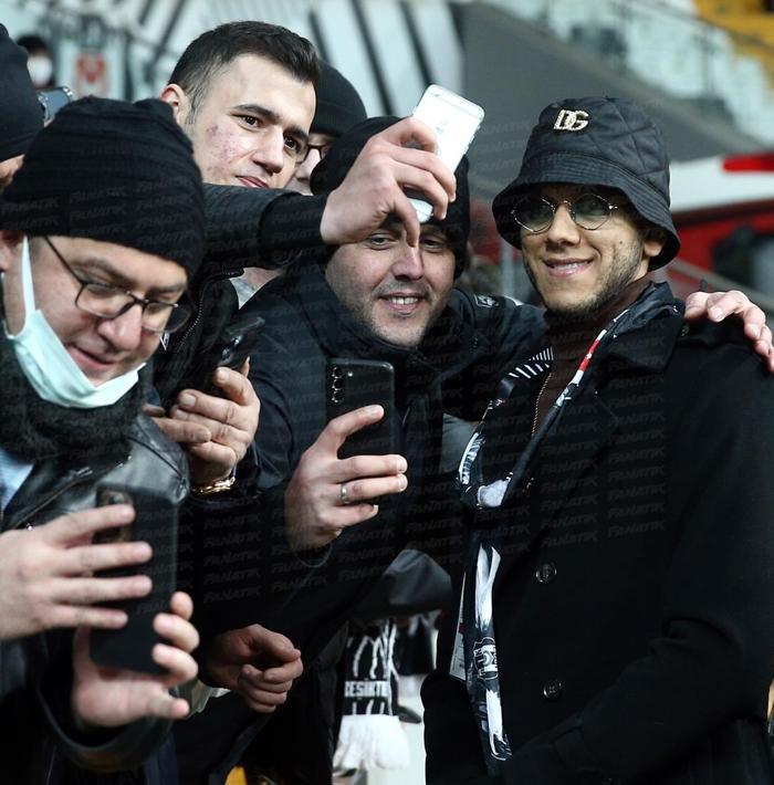 Beşiktaş taraftarlarından Josef de Souzaya yoğun ilgi