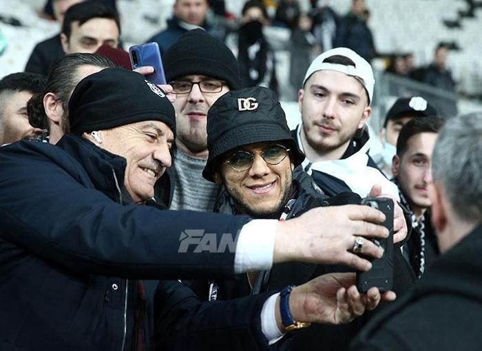 Beşiktaş taraftarlarından Josef de Souzaya yoğun ilgi