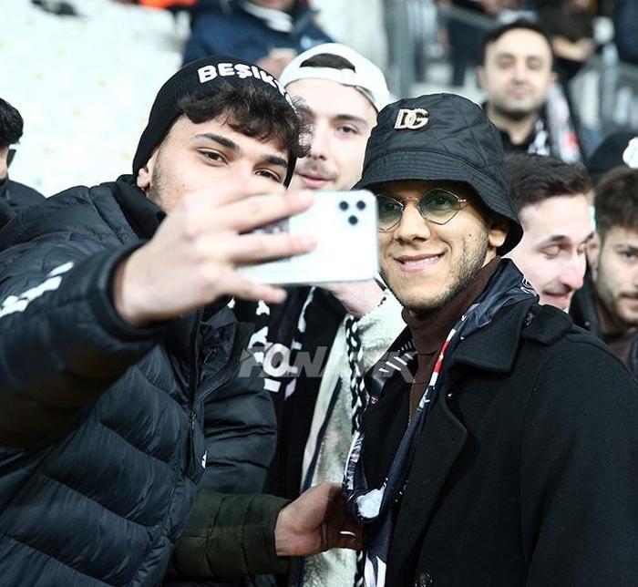 Beşiktaş taraftarlarından Josef de Souzaya yoğun ilgi