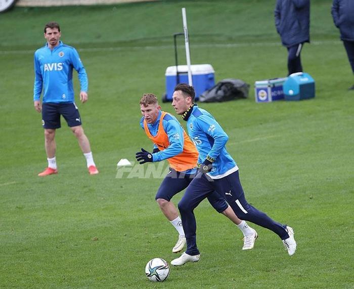 Fenerbahçe idmanında Mesut Özil şov İdmanda coştu