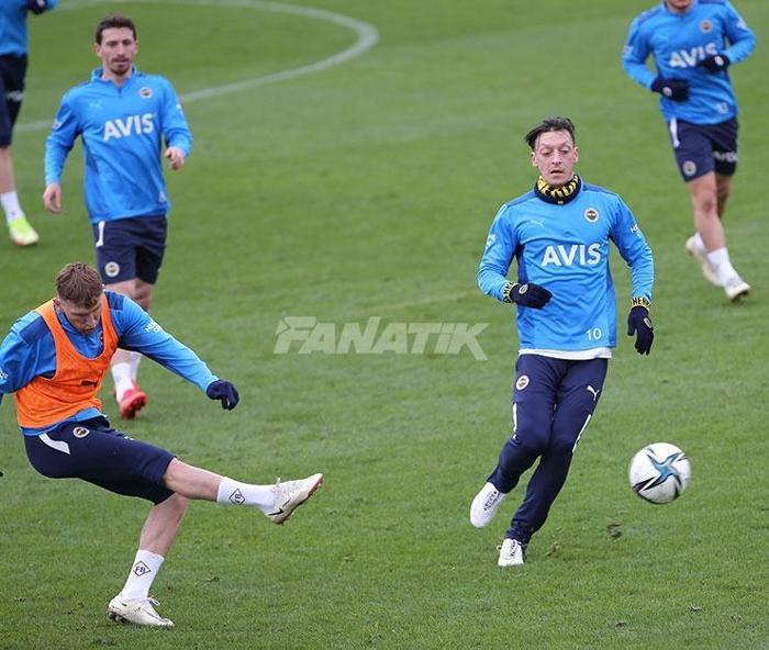 Fenerbahçe idmanında Mesut Özil şov İdmanda coştu