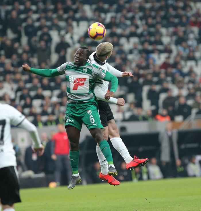 Beşiktaş taraftarlarının hedefinde yine Tolgay Arslan var