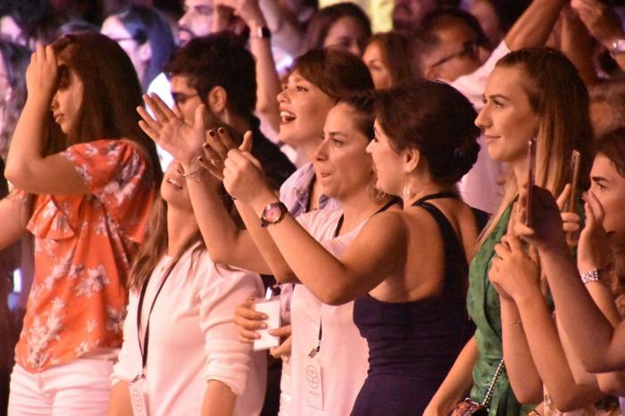 Burcu Kıratlıdan dans şov