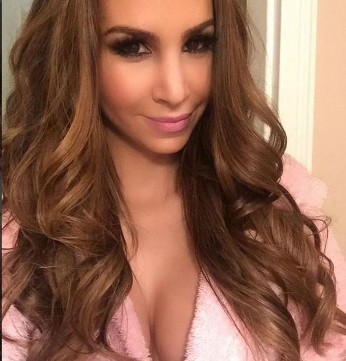Playboyun Türk güzeli yeşil sahada