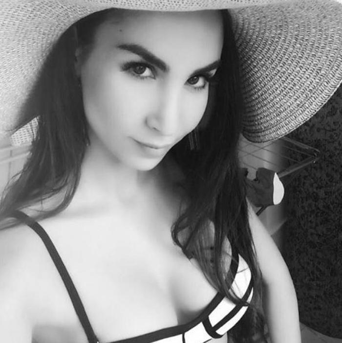 Playboyun Türk güzeli yeşil sahada