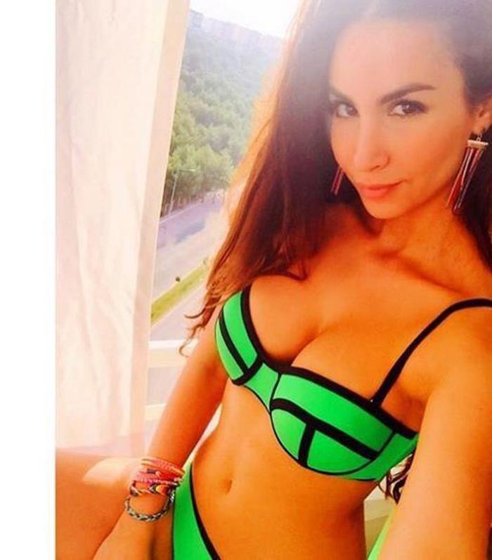 Playboyun Türk güzeli yeşil sahada