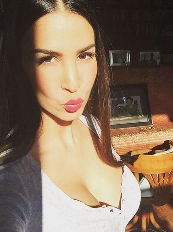 Playboyun Türk güzeli yeşil sahada