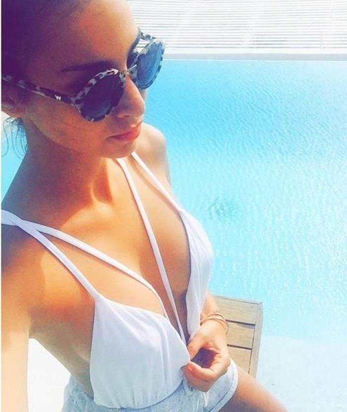 Playboyun Türk güzeli yeşil sahada