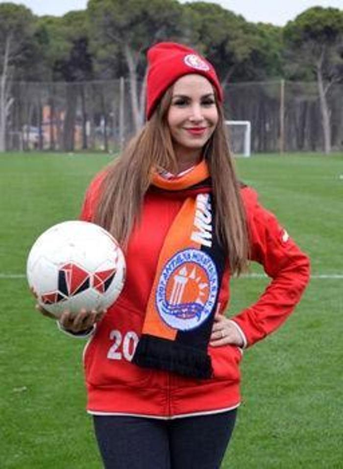 Playboyun Türk güzeli yeşil sahada