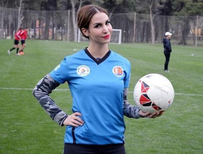 Playboyun Türk güzeli yeşil sahada