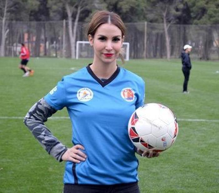 Playboyun Türk güzeli yeşil sahada