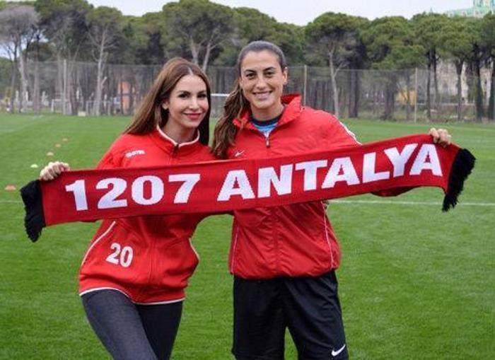 Playboyun Türk güzeli yeşil sahada