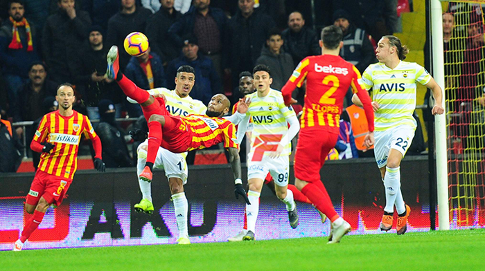 Kayserispor-Fenerbahçe maçında gerilim