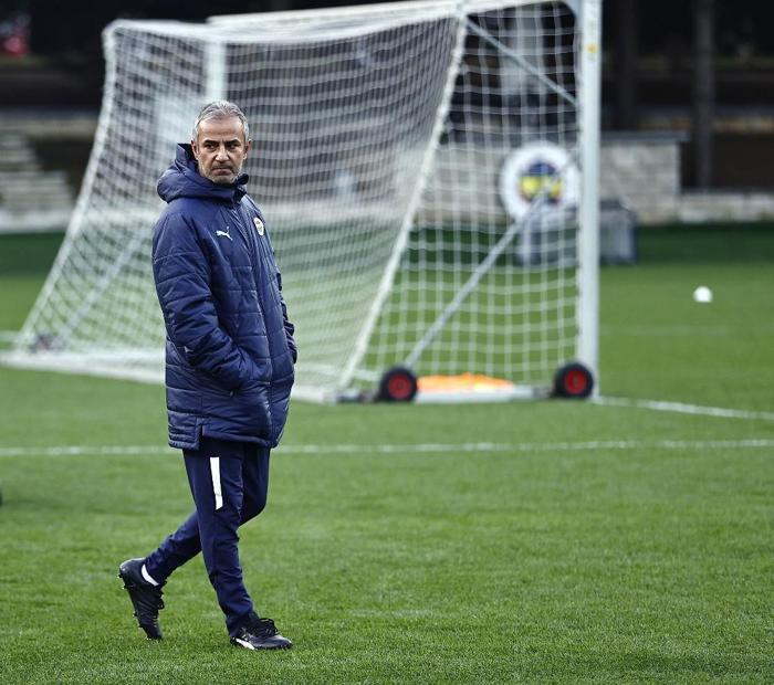 Son dakika Fenerbahçe haberi İsmail Kartal, Mesut Özili kadroya almadı İşte 2 neden...