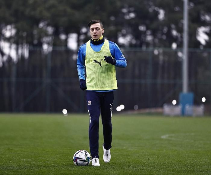 Son dakika Fenerbahçe haberi İsmail Kartal, Mesut Özili kadroya almadı İşte 2 neden...