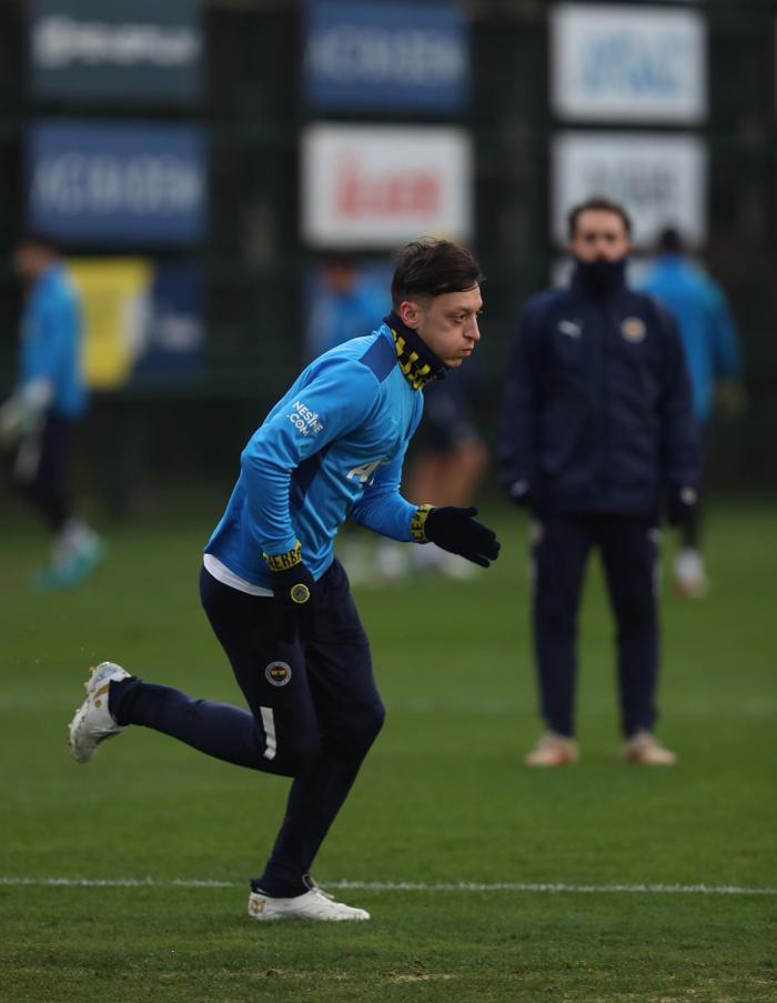 Son dakika Fenerbahçe haberi İsmail Kartal, Mesut Özili kadroya almadı İşte 2 neden...