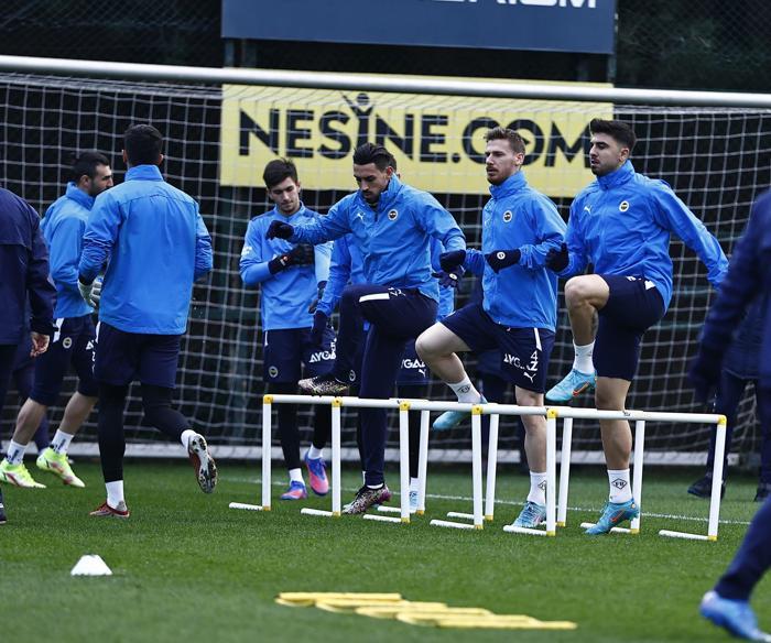 Son dakika Fenerbahçe haberi İsmail Kartal, Mesut Özili kadroya almadı İşte 2 neden...