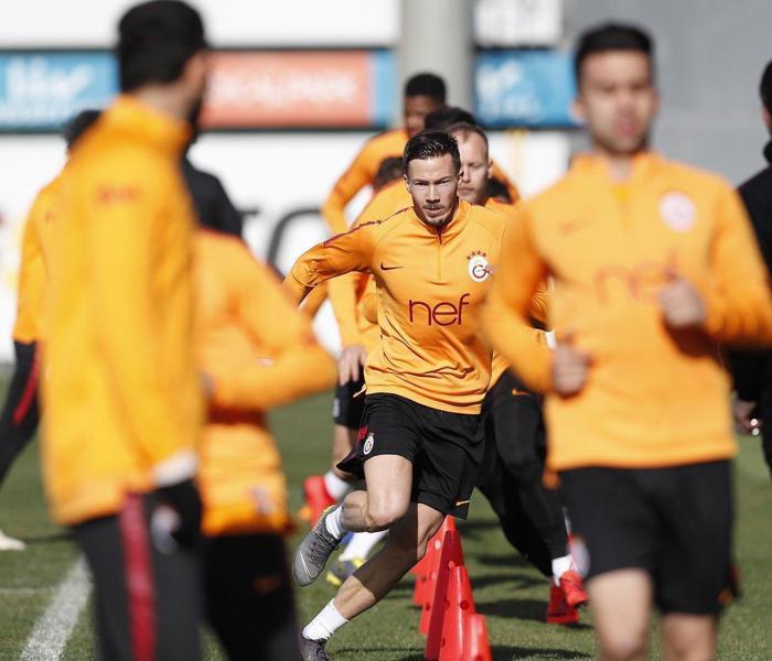 Galatasarayda Fatih Terim rotasyona gidiyor Fernando cezalı...