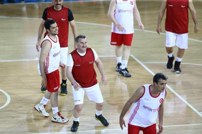 Osman Aşkın Bak medya çalışanlarıyla basketbol maçı yaptı