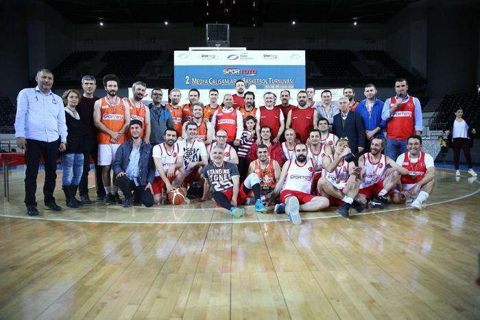 Osman Aşkın Bak medya çalışanlarıyla basketbol maçı yaptı