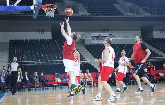Osman Aşkın Bak medya çalışanlarıyla basketbol maçı yaptı