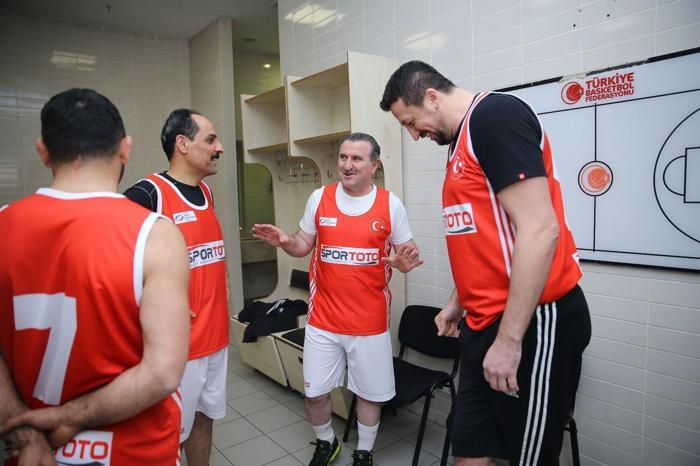 Osman Aşkın Bak medya çalışanlarıyla basketbol maçı yaptı