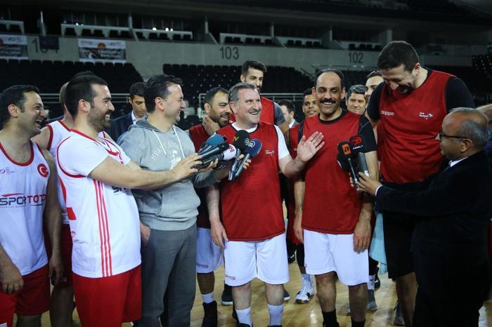 Osman Aşkın Bak medya çalışanlarıyla basketbol maçı yaptı