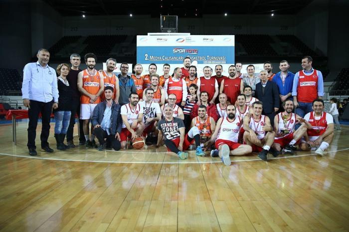 Osman Aşkın Bak medya çalışanlarıyla basketbol maçı yaptı