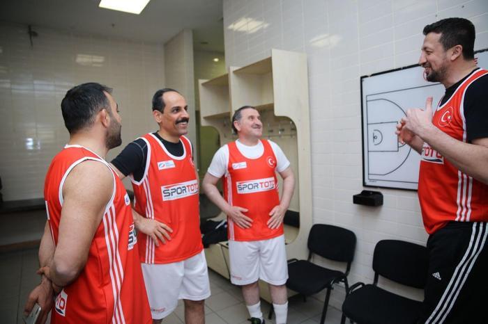 Osman Aşkın Bak medya çalışanlarıyla basketbol maçı yaptı
