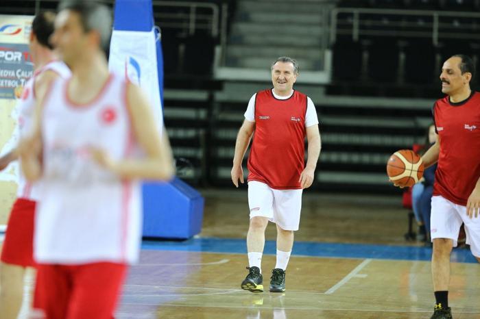 Osman Aşkın Bak medya çalışanlarıyla basketbol maçı yaptı