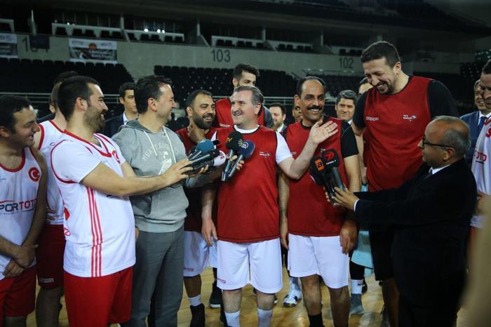 Osman Aşkın Bak medya çalışanlarıyla basketbol maçı yaptı