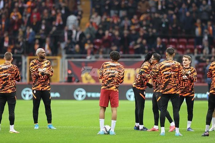Galatasarayda Omar Elabdellouiye takım arkadaşlarından sıcak karşılama