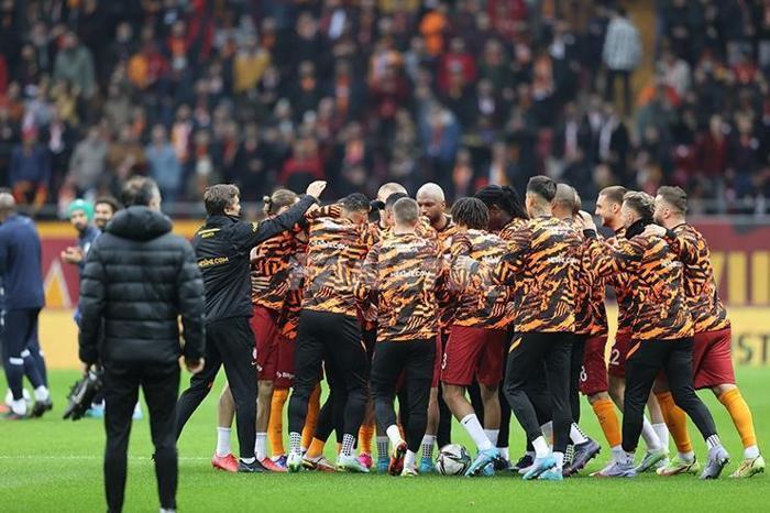 Galatasarayda Omar Elabdellouiye takım arkadaşlarından sıcak karşılama