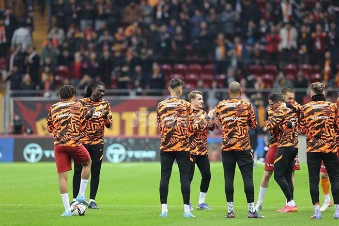 Galatasarayda Omar Elabdellouiye takım arkadaşlarından sıcak karşılama