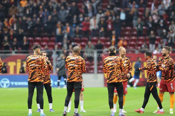 Galatasarayda Omar Elabdellouiye takım arkadaşlarından sıcak karşılama