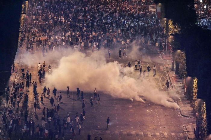 Fransa Dünya Kupasını kazandı, ülke kana bulandı