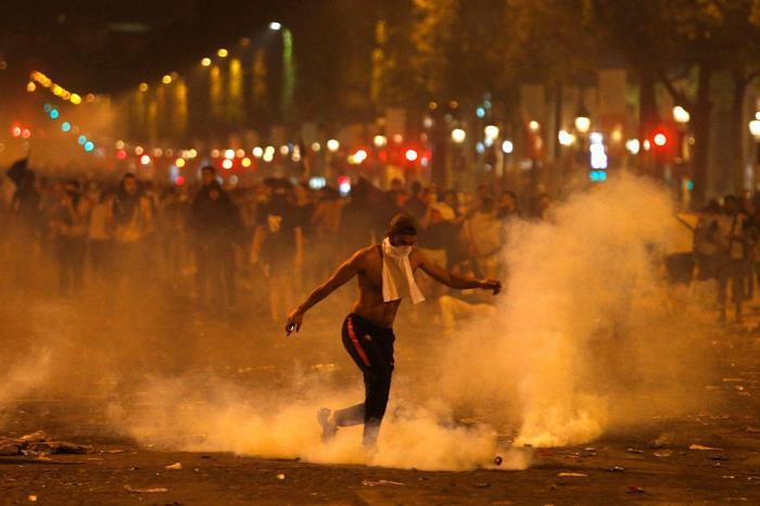 Fransa Dünya Kupasını kazandı, ülke kana bulandı