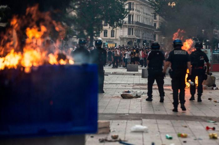 Fransa Dünya Kupasını kazandı, ülke kana bulandı