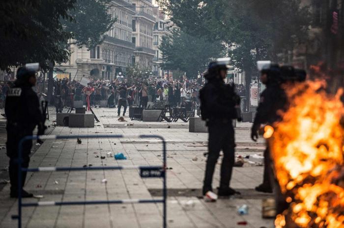 Fransa Dünya Kupasını kazandı, ülke kana bulandı