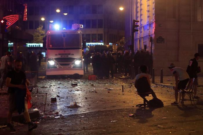 Fransa Dünya Kupasını kazandı, ülke kana bulandı