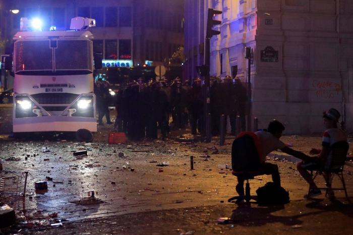 Fransa Dünya Kupasını kazandı, ülke kana bulandı