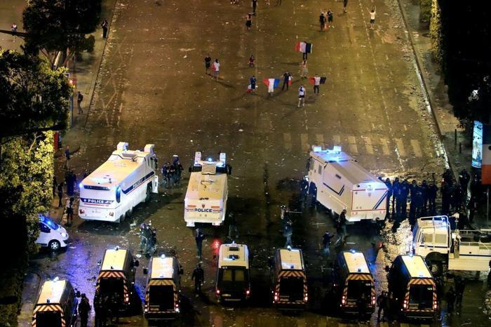 Fransa Dünya Kupasını kazandı, ülke kana bulandı