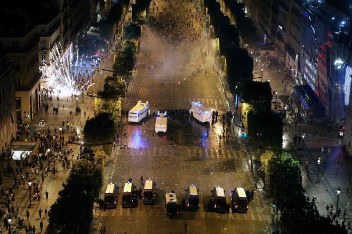 Fransa Dünya Kupasını kazandı, ülke kana bulandı