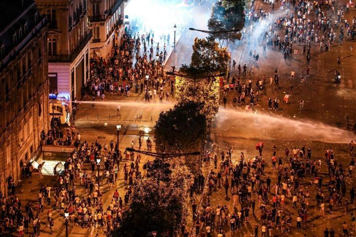 Fransa Dünya Kupasını kazandı, ülke kana bulandı