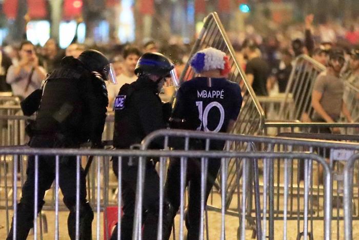 Fransa Dünya Kupasını kazandı, ülke kana bulandı