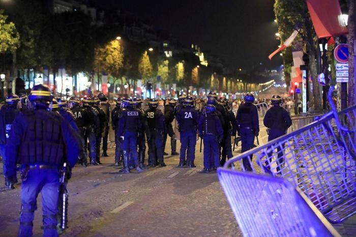 Fransa Dünya Kupasını kazandı, ülke kana bulandı