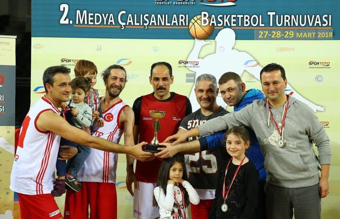 Devletin önde gelenleri gösteri maçında sahaya çıktılar