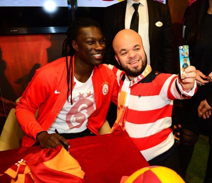 Gomis 2 saat boyunca imza dağıttı