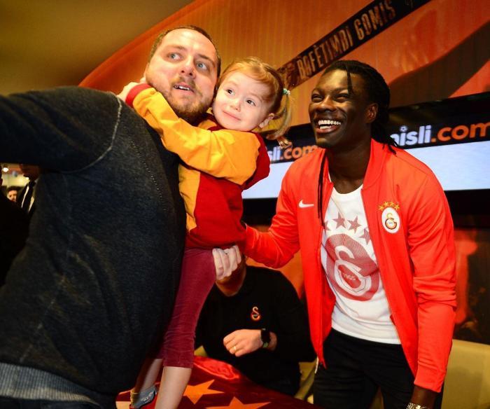 Gomis 2 saat boyunca imza dağıttı